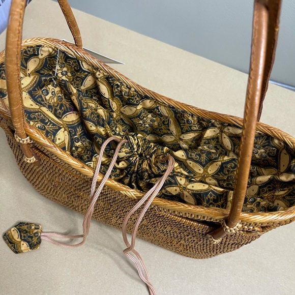 Straw Bag with Drawstring Closure - Picture 5 of 12